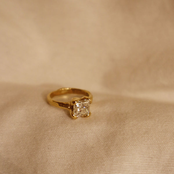 Four Petals Solitaire with Diamond