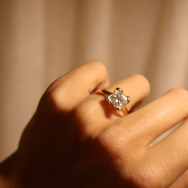 Four Petals Solitaire with Diamond