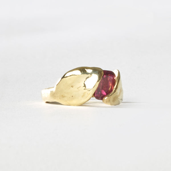 Surrounding leaves tourmaline gold ring